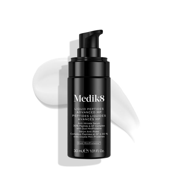 Frasco do sérum Medik8 Liquid Peptides Advanced MP com prémios, apresentado sobre um fundo branco.-3