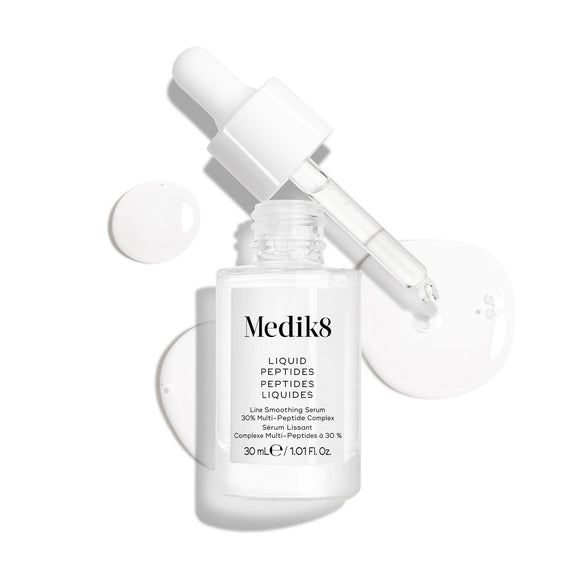 Frasco de vidro transparente com conta-gotas do sérum Liquid Peptides, apresentado com a pipeta removida e colocada ao lado, juntamente com gotas de sérum, destacando a sua textura.-11