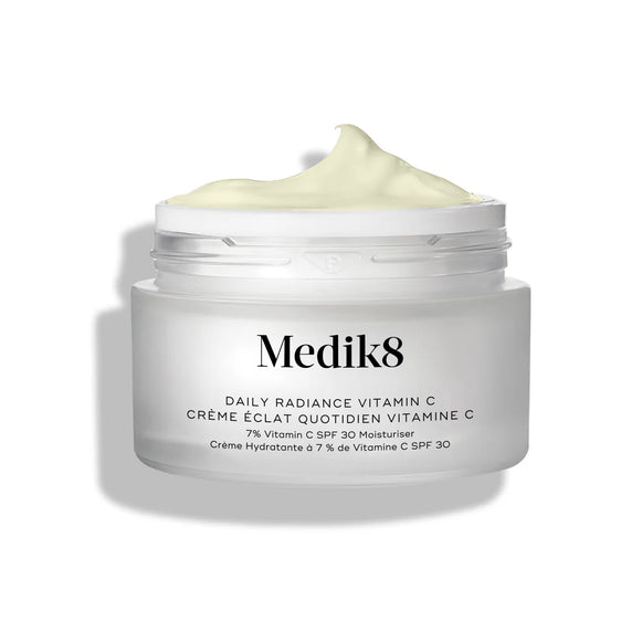 Frasco de vidro do creme Medik8 Daily Radiance Vitamin C aberto, com uma generosa quantidade de creme amarelo-claro em relevo no topo.-21