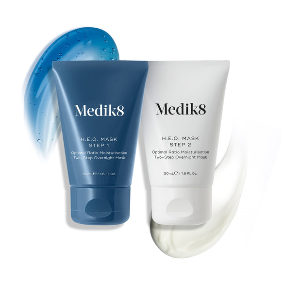 Dois produtos de cuidados de pele Medik8 sobre fundo branco-23