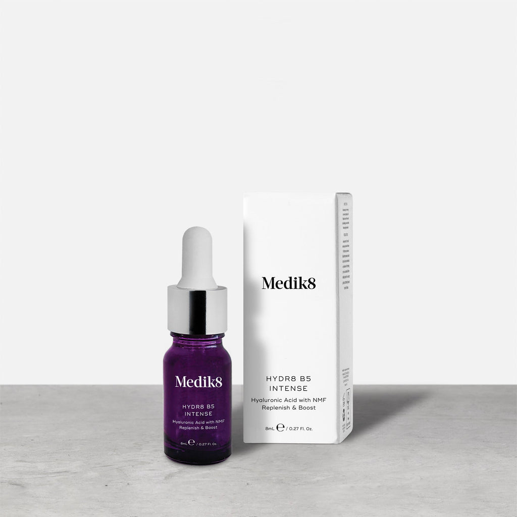 Produto de cuidados de pele Medik8 com conta-gotas e embalagem sobre fundo branco